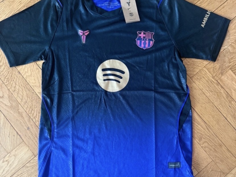 Le maillot du FC Barcelone reçu par Inès M., encore étiqueté