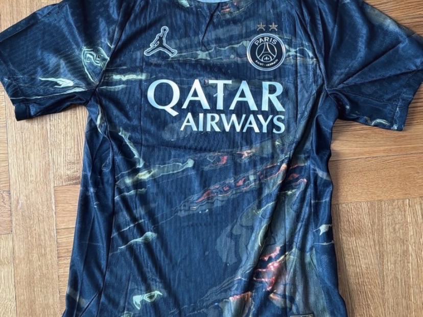Le maillot du PSG reçu par Lucas D.